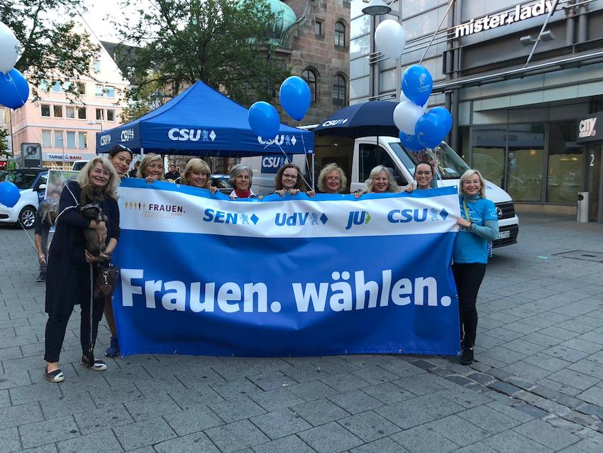 Am 14. Oktober ist Landtags- und Bezirkstagswahl in Bayern. Nun machen die CSU-Frauen mobil: Unter dem Motto „Frauen wählen.“ wollen die weiblichen Mandatsträger und Mitglieder der Partei im Endspurt bis zum 14. Oktober vor allem ihr eigenes Geschlecht dazu aufrufen, zur Wahl zu gehen.